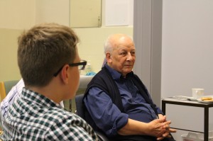 Zeitzeuge Walter Joelsen im Gespräch mit Schülern der Mittelschule am Winthirplat Zeitzeuge Walter Joelsen im Gespräch mit Schülern der Mittelschule am Winthirplatz