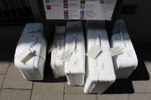 Koffer vor Ruffinistraße 23 Koffer vor Ruffinistraße 23
